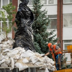 Демонтаж защитных конструкций на памятниках