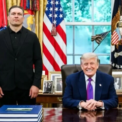 Усик стоїть поруч з Трампом