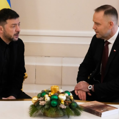 Отношения не прервались: Зеленский откликнулся на поздравление Навроцкого после скандала с орденом