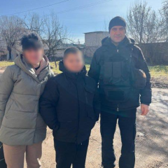 Evacuation from Kherson region: police rescue mother with child