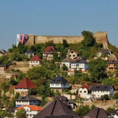 Водопад в центре города в Боснии