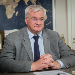 Логотип МИД Украины и кошелек с деньгами