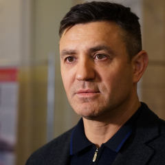 Особистий помічник депутата Тищенко дивиться на бюджет України