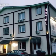 Погляд на триповерховий готельний комплекс