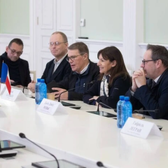Shipping 8 generators from Paris to Kiev