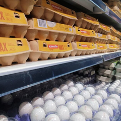 Яйця в корзині з прайсами