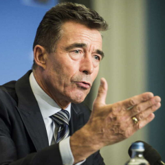 Флаги Швеции и Финляндии и логотип НАТО