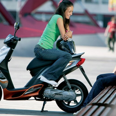 Група мотоциклістів їде на трасі