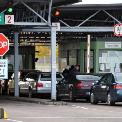 В очереди на границе много автомобилей