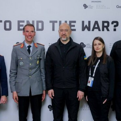 Логотип Україна-Німеччина на тлі зброї