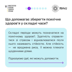 Дівчина, яка робить йогу вдома