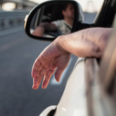 Намисто на дзеркалі - не дозволено поліції