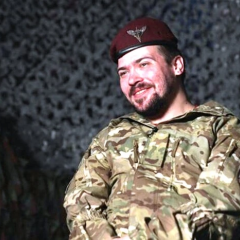 Украинский военный подписывает новый контракт