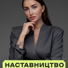 Група підлітків говорить з наставником
