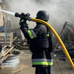 Палають логістичні об'єкти на Київщині