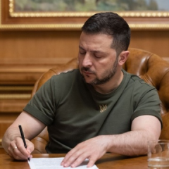 Зеленский подписал закон о новых зарплатах