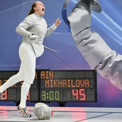Логотипы FIE и UWW на фоне флагов