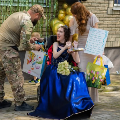 Дівчина на інвалідному візку з книгою