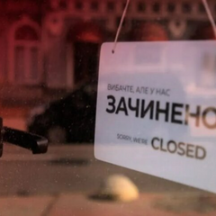 Группа молодых людей в аэропорту