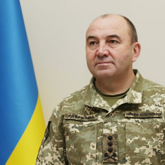 Военные разговаривают на фоне военного автобуса