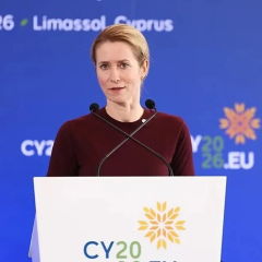 Прапори України та Європейського Союзу