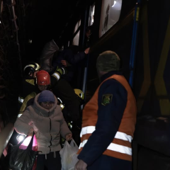 Люди виводять з потягів метро