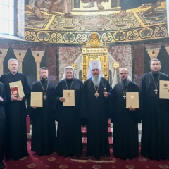 Митрополит Епифаний подписывает указы для клира