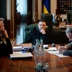 Прапор України на фоні Європейського союзу