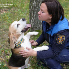 Кінологиня Юлія зі собакою Тото на осінній прогулянці
