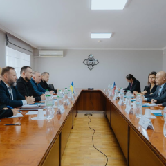 Дрони та озброєння на фоні прапорів