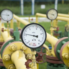 Флаги международных организаций на фоне газопровода