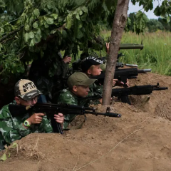 Діти в військовій формі Росії