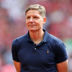 Новому тренеру представили команду на стадионе
