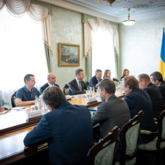 Premier Koretsky discusses finances with advisors