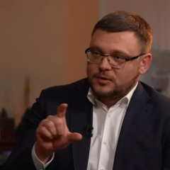 Логотип НАБУ на тлі графіків