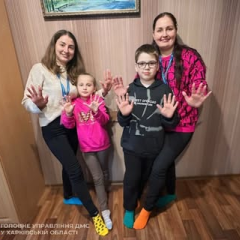 Специалисты миграционной службы в разноцветных носках