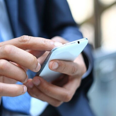 Людина дивиться на дані у держреєстрі