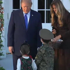 Трамп і Меланія роздають шоколад дітям