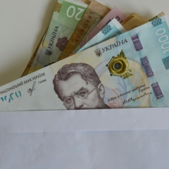 Evaluate the actions of investment advisors by subscription