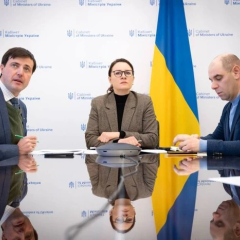 Группа людей собирает урожай на ферме