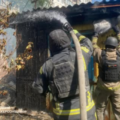 Обстріл Херсона, поранені та пожежа