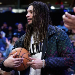 NBA star and former goalkeeper Zorya in the picture