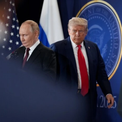 Трамп и Путин разговаривают за столом