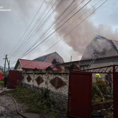 Пожежники борються з вогнем в Київщині