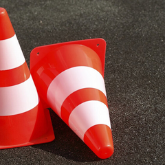 Попередження для водіїв про перевернутий конус