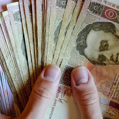 Семья получает деньги через программу