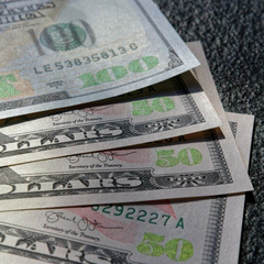 Українські гроші на синіх фондових графіках