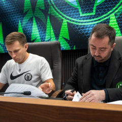 Футбольні гравці підписали нові контракти