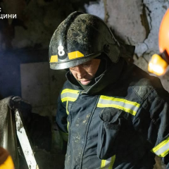 Рятувальник з Одещини на фоні фронту