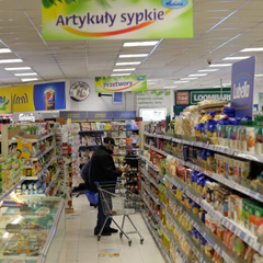 Овощи и фрукты на полках магазина